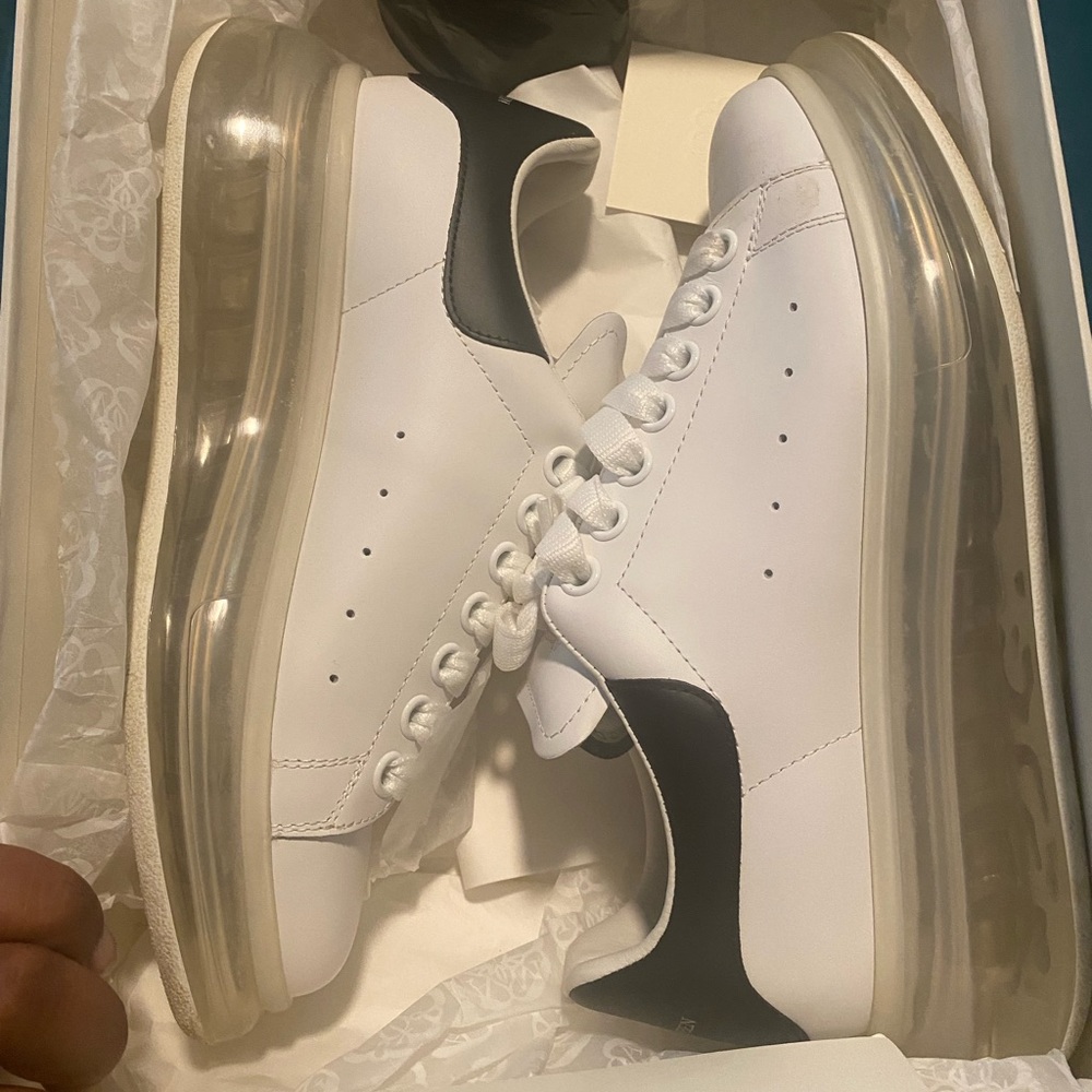 Size 39 women shoes.